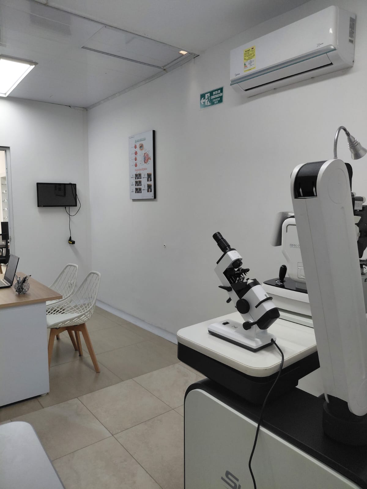 Consultorio de optometría de CENLAB Vision Center